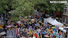 民進黨立委今（21）日傍晚紛紛現身立法院旁天橋向抗議群眾示意。（圖／記者盧素梅攝影)