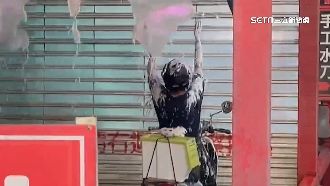 女被叭不滿！連人帶車騎進洗車場　全場愣