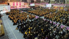 畢典擬採抽籤入場引議  清大重新規畫體育館座位清華大學112學年度畢業典禮6月將登場，但疑因參與人數超出體育館容納量，校方一度決議將採抽籤入場，引發熱議及反彈。校方22日緊急公告已重新規畫座位，讓有意者都能參與實體畢典。圖為清大2023年畢業典禮。（清大提供）中央社記者魯鋼駿傳真  113年5月22日