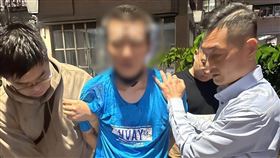 受監護處分人基隆脫逃  警新北新莊逮人新北市警察局新莊分局22日表示，因殺人未遂判刑確定受監護處分的簡姓男子（中）日前從基隆某醫院脫逃，晚間已在新北市新莊區一處公寓大廈緝獲。（翻攝照片）中央社記者楊侃儒傳真  113年5月22日