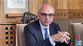 imec執行長談晶片自主趨勢 仍強調合作Imec執行長范登霍夫在21日接受媒體聯訪，強調晶片製造據點需分散以降低風險，但仍須與理念相近國家合作，因為世界已改變，imec也大幅降低中國夥伴關係。中央社記者田習如安特衛普攝 113年5月22日