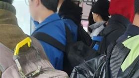 ▲有民眾拍下，在通勤時間的捷運上有不少人將背包後背。（圖／翻攝自爆怨公社臉書）