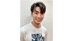 型男鮮肉裸肌獻身粉絲直呼想被「他」打（業配勿用）