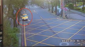 新北市永和區某間高中前清晨傳出砍人案，一名20歲的男子遭到刺傷。（圖／翻攝畫面）