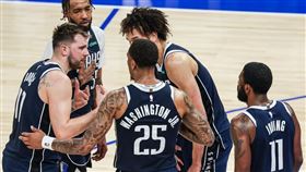 達拉斯獨行俠以108：105擊敗灰狼，在西區冠軍戰拔得頭籌。（圖／翻攝自獨行俠官方X）