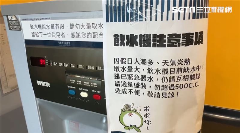 阿伯拿3大桶到圖書館裝水 網:總圖也有