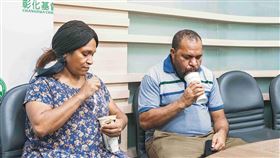 彼得（右）切掉的舌頭經過重建，馬上可以快樂的喝珍奶。（圖／彰基提供）