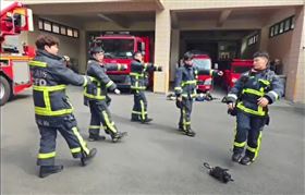 台中大里分隊消防員列隊挑戰16蹲。（圖／民眾提供）