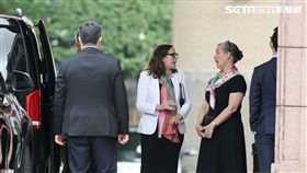 美國在台協會理事主席羅森伯格、美國在台協會台北辦事處處長孫曉雅等一行人今（23）日現身行政院。（圖／記者盧素梅攝影)