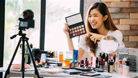 根據東方線上自主調查，50.3%消費者曾因KOL的介紹或代言而消費，未來持續消費意願高達74.6%。（圖／東方線上提供）