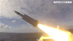 海軍公開雄三發射畫面 火光一閃超音速劃天際(圖/翻攝自海軍臉書)