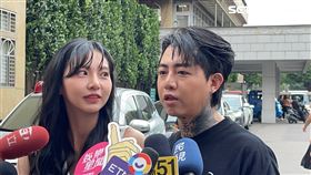 藝人謝和弦及妻子陳緗妮帶著134萬餘元到台北地檢署清償債務。（圖／記者楊忠翰攝影）