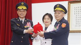 警政署卸、新任署長交接（1）內政部警政署「卸、新任署長交接典禮」23日下午舉行，在內政部長劉世芳（中）監交下，卸任警政署長黃明昭（左）將印信交給新任署長張榮興（右）。中央社記者郭日曉攝  113年5月23日