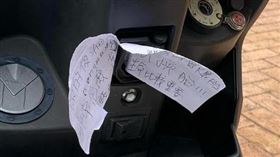 逛一中街，機車被塞「白紙條」以為被開單，紙條寫輪胎磨平隨時會爆胎，秒感動讚貼心 (圖／翻攝自threads)