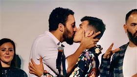 《寶貝》(Baby)男星里卡多特奧多羅（左）和馬力亞諾興奮擁吻。（圖／海鵬提供）