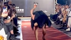 政大時裝週「鴕鳥走上伸展台」（圖／網友@wei_tzuyuan授權提供）