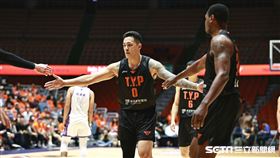 ▲PLG季後賽，桃園璞園領航猿前鋒周儀翔和隊友擊掌。（圖／記者劉彥池攝影）