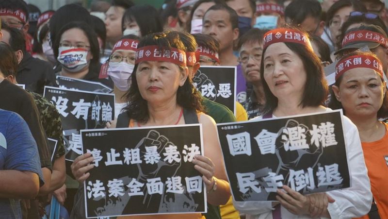 集結藍營高雄黨部　數百人高舉標語抗議！