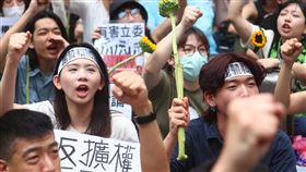 立院審國會職權修法　場外抗議持續（2）立法院21日繼續審查國會職權行使法修正草案，多個民間團體號召民眾到立院青島東路側門集結，參與者手持「反擴權」等標語表達訴求。中央社記者王騰毅攝　113年5月21日