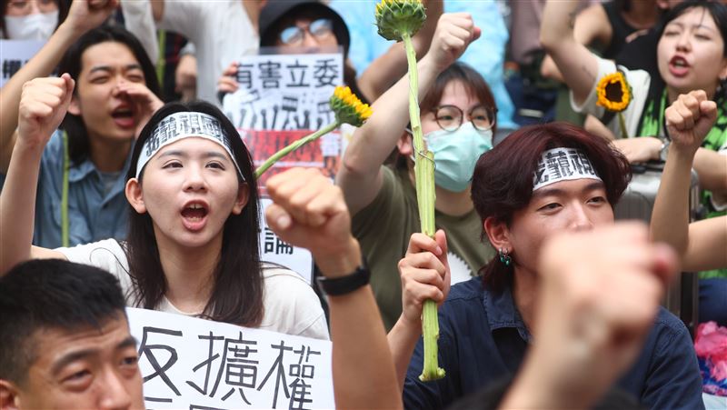 北市集結400警力！明立院外維安、待命