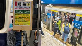 阿北搭捷運宣導「別滑手機」：請閉目養神（組圖／翻攝自路上觀察學院）