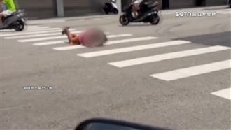 婦人趴斑馬線前滾翻　汽機車全停等「她」
