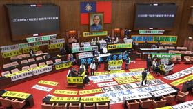 0524立法院衝突／國民黨、民進黨立委為了爭奪布條標語張貼地點，爆發衝突。立院看板、布條滿地。（圖／記者楊澍攝影）