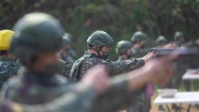 新制教召官兵 實彈射擊45手槍首梯為期14天新制教育召集5日在桃園山腳國小登場，10日邁入第6天，受召人員下午實彈射擊45手槍。（軍聞社提供）中央社記者游凱翔傳真 111年3月10日