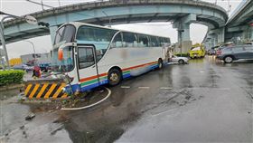 新北,五股,遊覽車,自撞,身體不適,分隔島