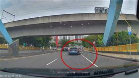  6旬嬤飛車擊落三車，超驚險，HONDA S2000敞篷哥霸氣：免賠，西屯區福安橋(圖／翻攝自「台中市西屯區大小事」臉書)