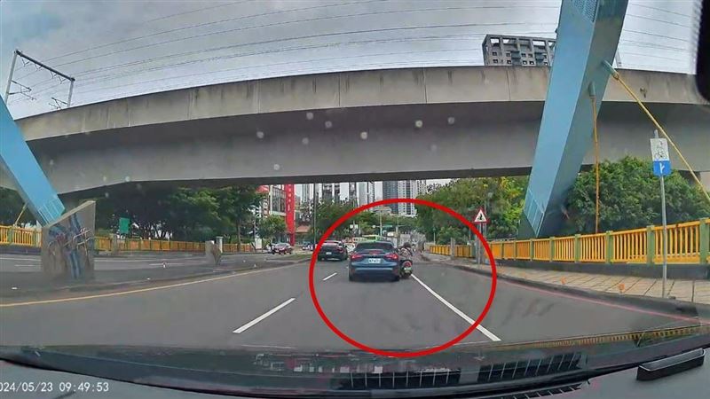 阿嬤飛車1次擊落3車！跑車駕駛霸氣：免賠