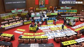 ▲0524立法院議場擺滿布條標語（圖／記者楊澍攝影）