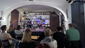 「誠實導遊」主持人盧貝休（Janek Rube?）捷克知名YouTube頻道「誠實導遊」（Honest Guide）的主持人盧貝休（Janek Rube?）表示：「如果你認為你不會被騙，那麼你就是最容易上當的獵物。」中央社記者劉郁葶布拉格攝  113年5月24日