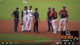 ▲澄清湖棒球場4月24日二軍賽事發現鋼筋。（圖／翻攝自漁夫大玩攝影YT）