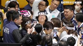 0524立法院衝突／國民黨、民進黨立委為了爭奪布條標語張貼地點，爆發衝突。陳玉珍面目猙獰。（圖／記者楊澍攝影）