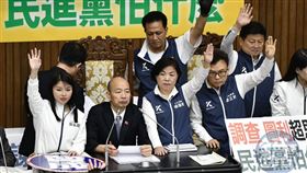▲上午其中一案民進黨提案記名表決，舉手投票結過竟是贊成者多數，讓藍委也傻眼。（圖／鏡週刊）
