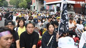 ▲5024反藍白國會擴權，立法院外濟南路人潮（圖／記者鄭孟晃攝影）