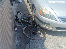 停車誤撞「一看單車鬆口氣」一查價格嚇壞(圖/翻攝畫面)