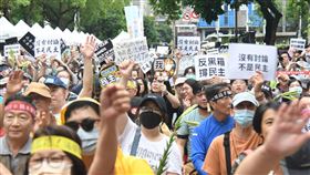 ▲5024反藍白國會擴權，立法院外濟南路人潮（圖／記者鄭孟晃攝影）