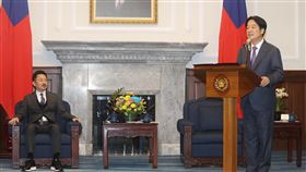 總統接見北美洲台灣商會聯合總會回國訪團（2）總統賴清德（右）24日在總統府接見「北美洲台灣商會聯合總會回國訪問團」，賴總統致詞時表示，這個月北美洲台灣商會聯合總會長江俊霖（左）再度率團訪問加拿大國會，呼籲加拿大各界支持台灣加入跨太平洋夥伴全面進步協定（CPTPP），努力為台灣爭取更多與世界合作的機會。中央社記者郭日曉攝  113年5月24日