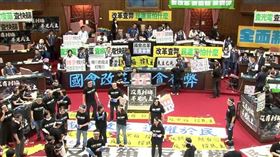 ▲0524立法院議場綠委攜藍白拖、穿「反黑箱反擴權」黑衣表訴求
