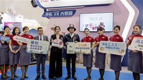 2024 高雄國際旅展開幕首日，高雄市長陳其邁(右五)及高雄市旅行公會理事長蔡宗佑(左四)特別蒞臨華航展區，華航資深副總羅雅美(左五)代表華航集團熱情迎接。（圖／華航提供）