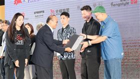 必應創造（右一）投入產學合作，今年再度參與「新一代設計展」。（圖／必應創造提供）