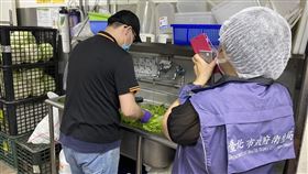 北市衛生局至錢都該店稽查，發現爐台不清潔、冰箱內食材未覆蓋等缺失。（圖／北市衛生局提供）