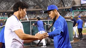 ▲日職西武獅傳奇球星秋山幸二在台北大巨蛋，指導富邦悍將選手范國宸。（圖／富邦悍將提供）