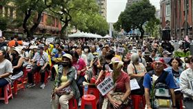 立院續審國會職權修正相關法案 民團7000人抗議立法院24日續審國會職權修正相關法案，抗議人潮上午自立法院外青島東路延伸到中山南路一側，民眾手持百合花，主辦單位在11時喊出現場已超過7000人。中央社記者高華謙攝 113年5月24日