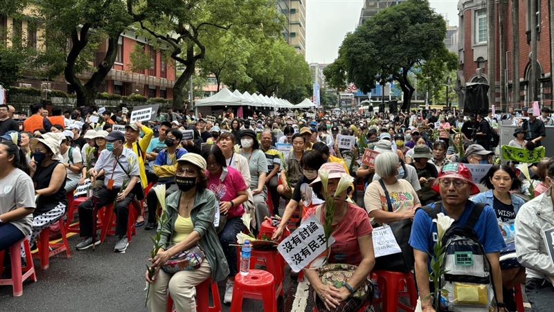 破萬人湧進青島東路　簡舒培：人民的憤怒