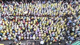 關切國會職權修法　民眾立院外穿雨衣抗議（3）立法院會24日繼續處理藍白所提國會職權相關修法，儘管天氣不佳，院外抗議人潮亦未減少；截至下午4時30分，主辦單位喊出現場已破3萬人。圖為濟南路側民眾穿著雨衣響應參與。中央社記者鄭清元攝  113年5月24日