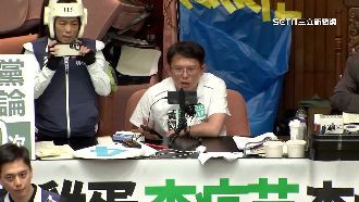 場外嗆「偽君子」　黃國昌場內開直播暢聊