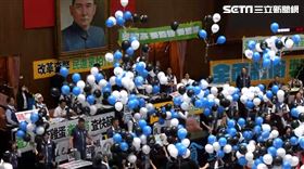 0524綠委持藍白黑氣球進入議場喊反黑箱反擴權退回重審（圖／記者高逸帆攝影）
